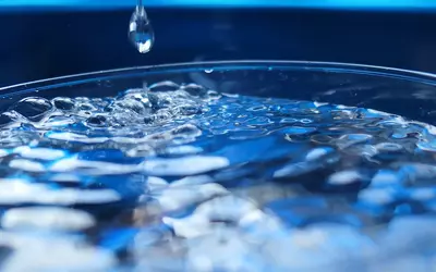 Goutte d'eau qui tombe dans un verre